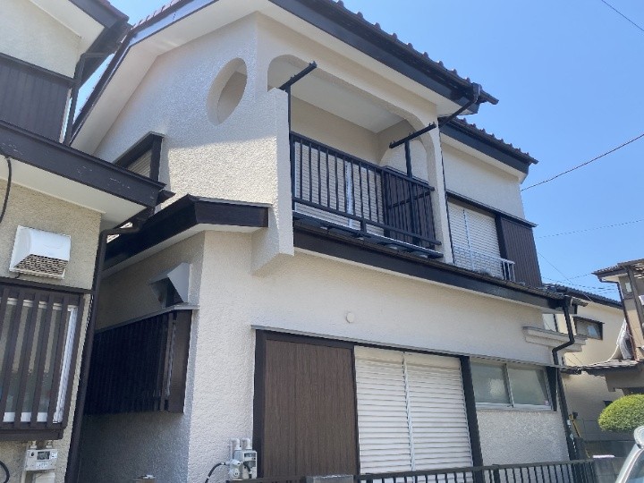 市川市下貝塚にてひび割れたモルタル外壁へパーフェクトトップで外壁塗装工事を行いメンテナンス